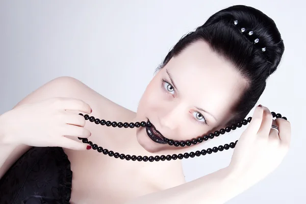 Das Mädchen mit der schwarzen Perle — Stockfoto