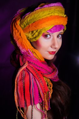 bir eşarp ile oryantal kız