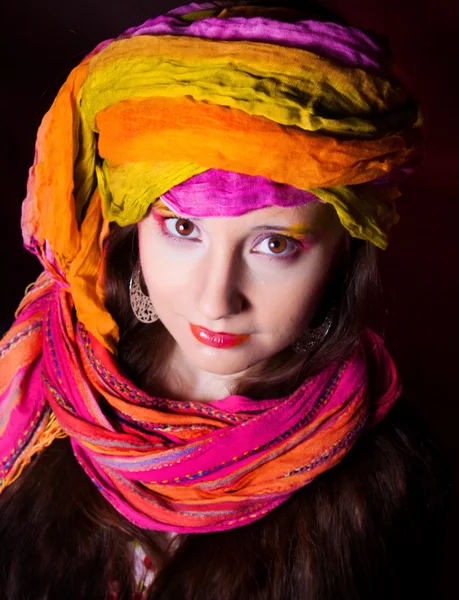 Orientalisches Mädchen mit Schal — Stockfoto