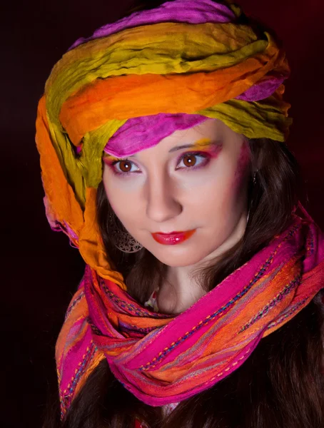 Menina oriental com um lenço — Fotografia de Stock