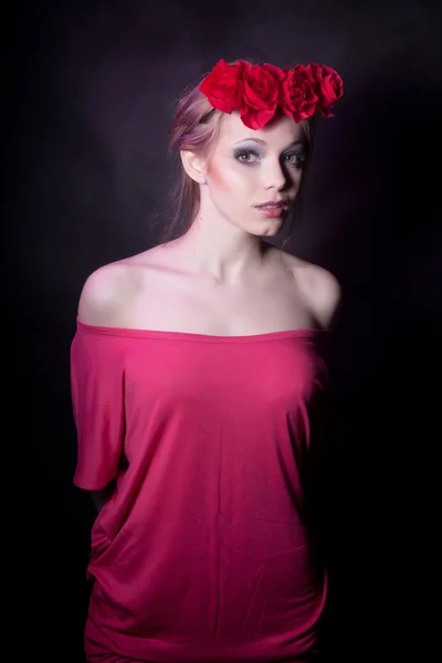 Menina em rosa com rosas — Fotografia de Stock