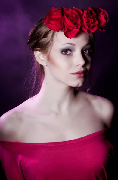Дівчина в рожевому з трояндами — стокове фото