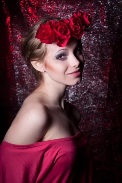 Dívka v růžovém s růží — Stock fotografie