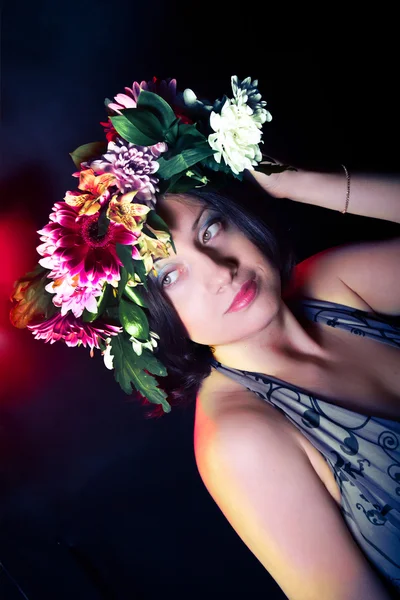Девушка с цветами — стоковое фото