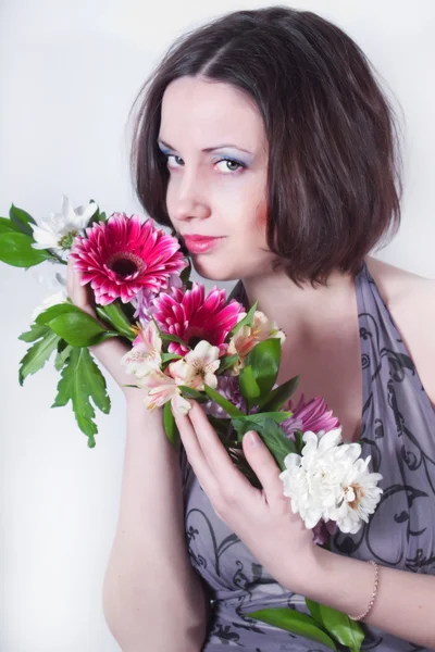 花を持つ少女 ストック画像