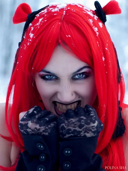 Kırmızı peruk kız — Stok fotoğraf