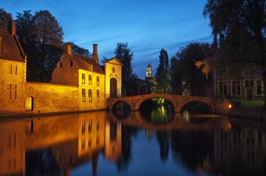 beguinage köprü ile gece, bruges, Belçika.