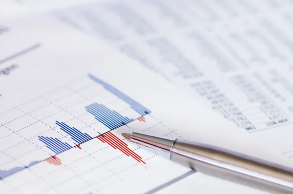 Finanzplanung mit Aktiendiagramm und Stift. — Stockfoto