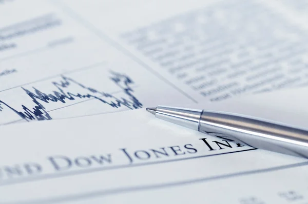 Финансовое планирование с помощью графика акций и ручки . — стоковое фото