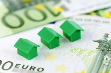 Üç yeşil ev ve 100 euro banknot model