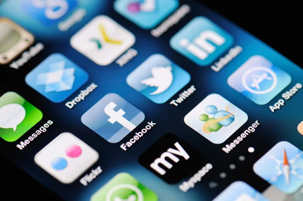 Sociální média aplikace na apple iphone 4 — Stock fotografie