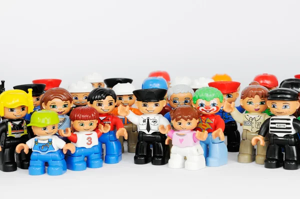幸せそうな顔でレゴ ブランド デュプロ人物のグループ — ストック写真