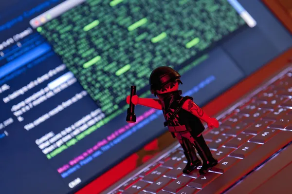 Playmobil Hacker robar información de la computadora portátil . —  Fotos de Stock