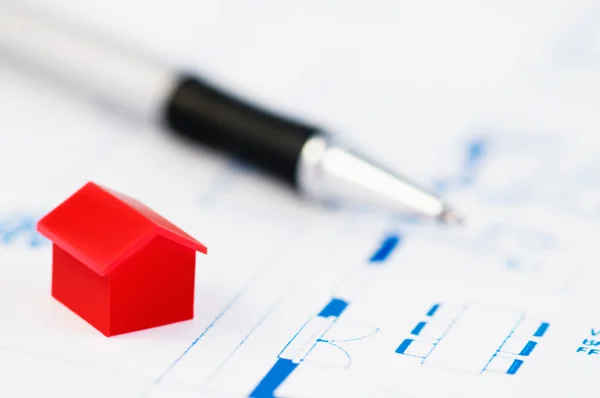 Red model house with architecture plan and pen — Stock Photo, Image
