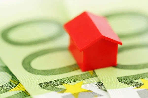 Red model house and banknotes — Stock Photo, Image