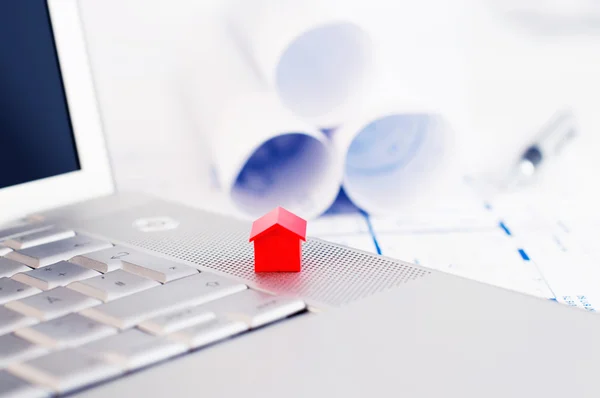 Red model house and laptop — Stock Photo, Image