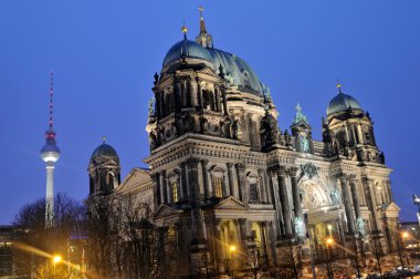 gendarmenmarkt gece üzerinde Alman Katedrali