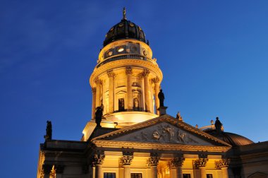 gendarmenmarkt gece üzerinde Alman Katedrali