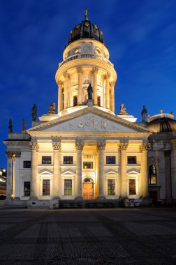 gendarmenmarkt gece üzerinde Alman Katedrali