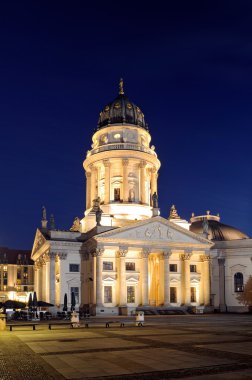 gendarmenmarkt gece üzerinde Alman Katedrali