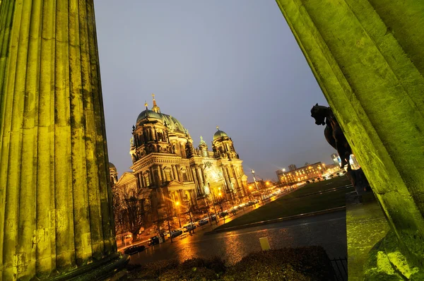 Καθεδρικός ναός του Βερολίνου πολύχρωμο τη νύχτα — Φωτογραφία Αρχείου