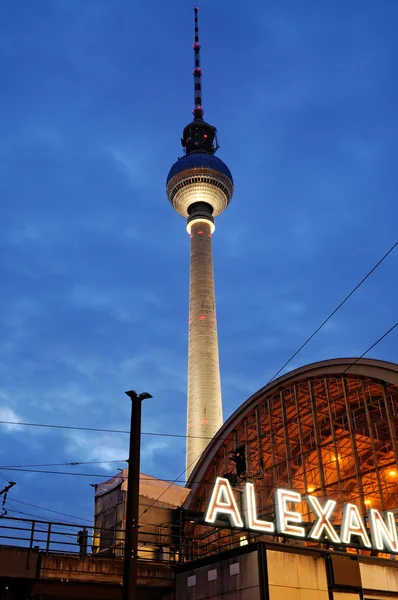 Alexanderplatz door nacht, Berlijn, Duitsland — Stockfoto