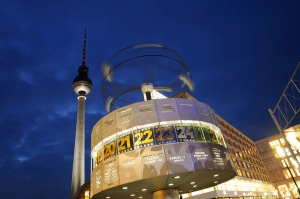 Världsklocka med TV-tornet på natten — Stockfoto