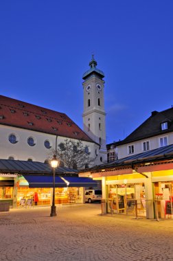 Viktualienmarkt ve heiliggeist Kilisesi, Münih, Almanya.