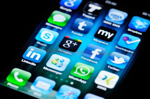 Mediów społecznych aplikacji na apple iphone 4 — Zdjęcie stockowe