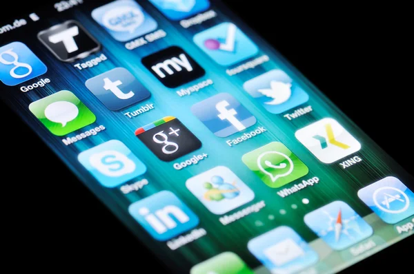 Social Media Apps on Apple iPhone 4 — Stock Photo, Image