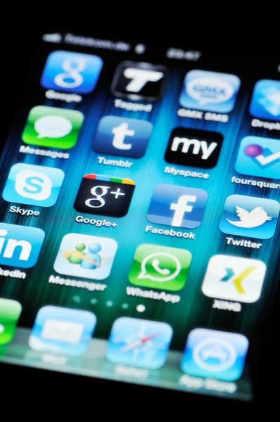 Social Media Apps on Apple iPhone 4 — Stock Photo, Image