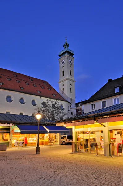 Viktualienmarkt und heiliggeistkirche, münchen, deutschland. — Stockfoto