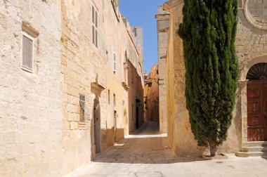 mdina içinde dar sokak