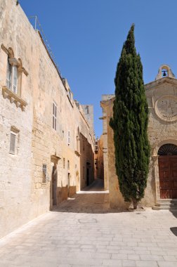 mdina içinde dar sokak