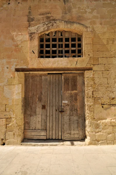 Taş duvardaki eski ahşap kapı — Stok fotoğraf