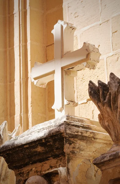 Старий дерев'яний хрест — стокове фото