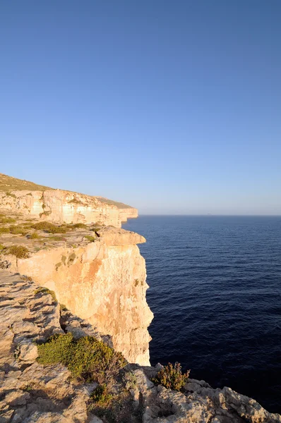 在悬崖上的 mtahleb 与菲尔夫岛 — 图库照片
