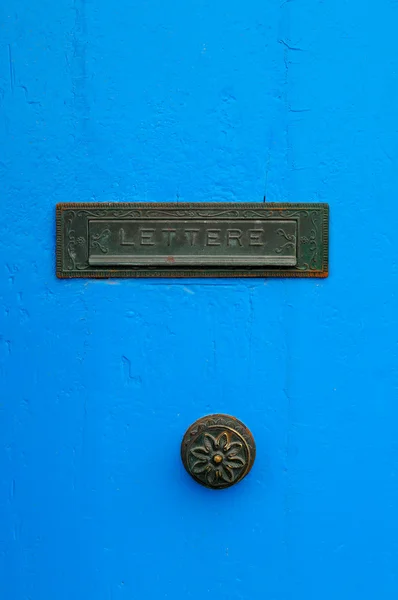 Puerta azul y buzón — Foto de Stock