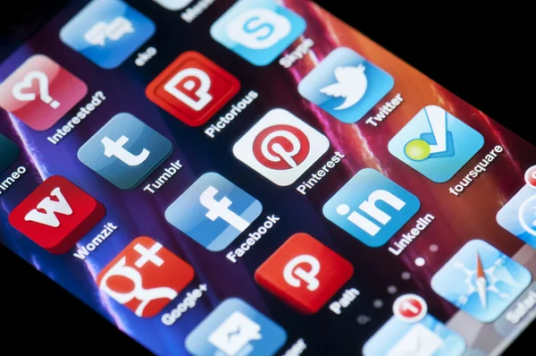 Sociala medier apps på apple iphone 4 — Stockfoto