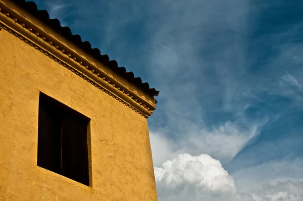 Gelbes Gebäude und blauer Himmel — Stockfoto