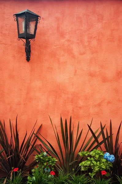 Красная колониальная стена — стоковое фото