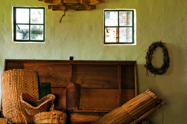 Колониальная стена с плетеными корзинами — стоковое фото