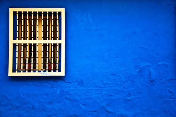 Parede Colonial Azul — Fotografia de Stock