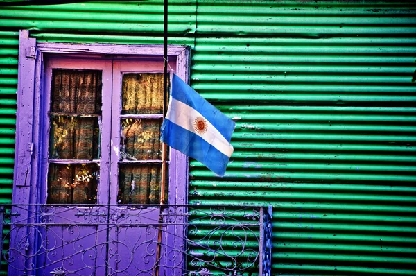 紫色のドアと緑の壁 — ストック写真