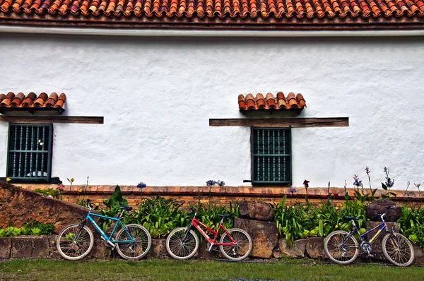 Trzy rowery obok kolonialnych ściany — Zdjęcie stockowe