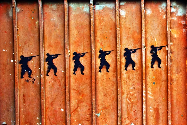 Солдатские граффити — стоковое фото