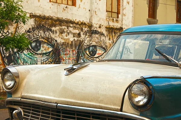 Auto classica con murale sullo sfondo — Foto Stock