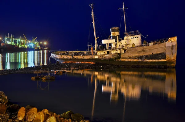 Старый корабль ночью — стоковое фото
