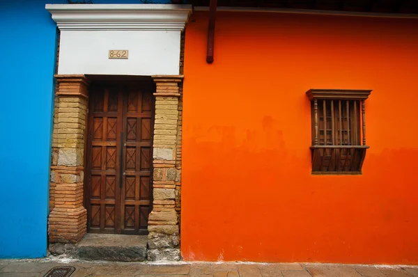 Pared colonial naranja y azul — Foto de Stock