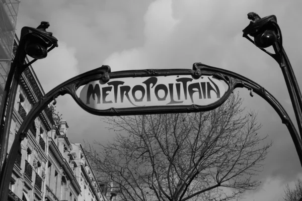 Entry to the meter in paris — Stock Photo, Image